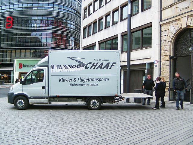 Klaviertransport und Flügeltransport am Düsseldorfer Shadowplatz